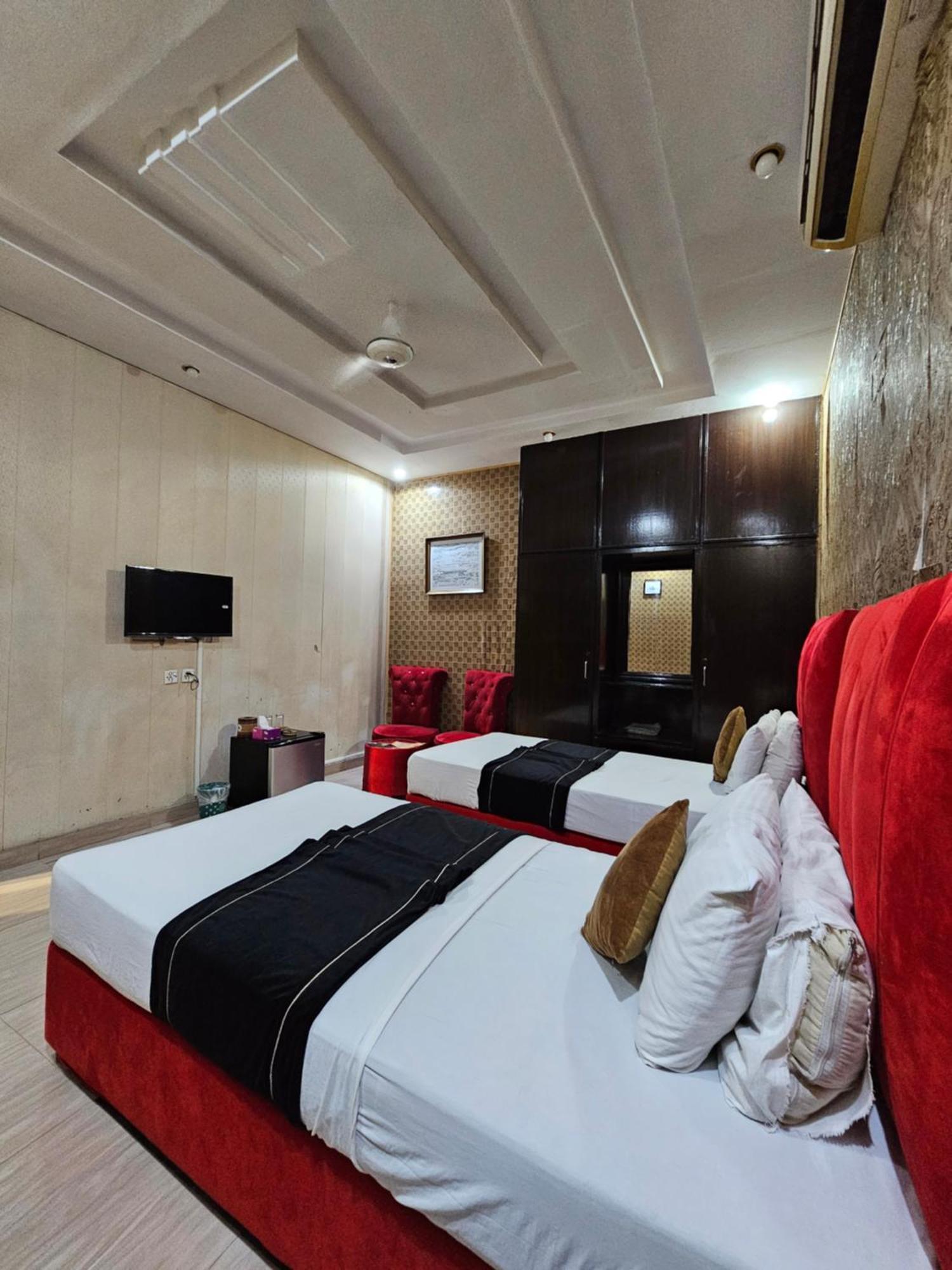 Hotel Tulip Inn, Gulberg Лахор Экстерьер фото