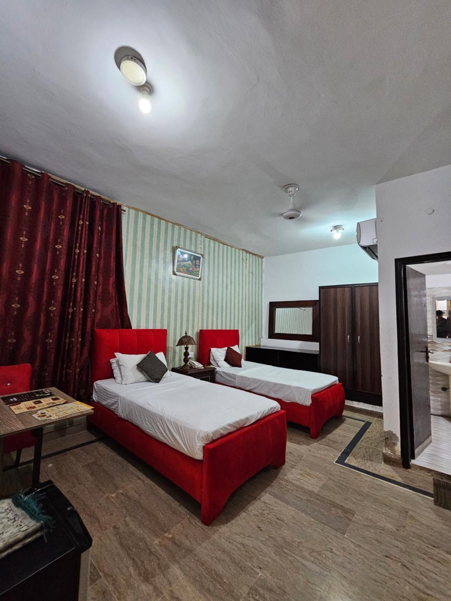 Hotel Tulip Inn, Gulberg Лахор Экстерьер фото