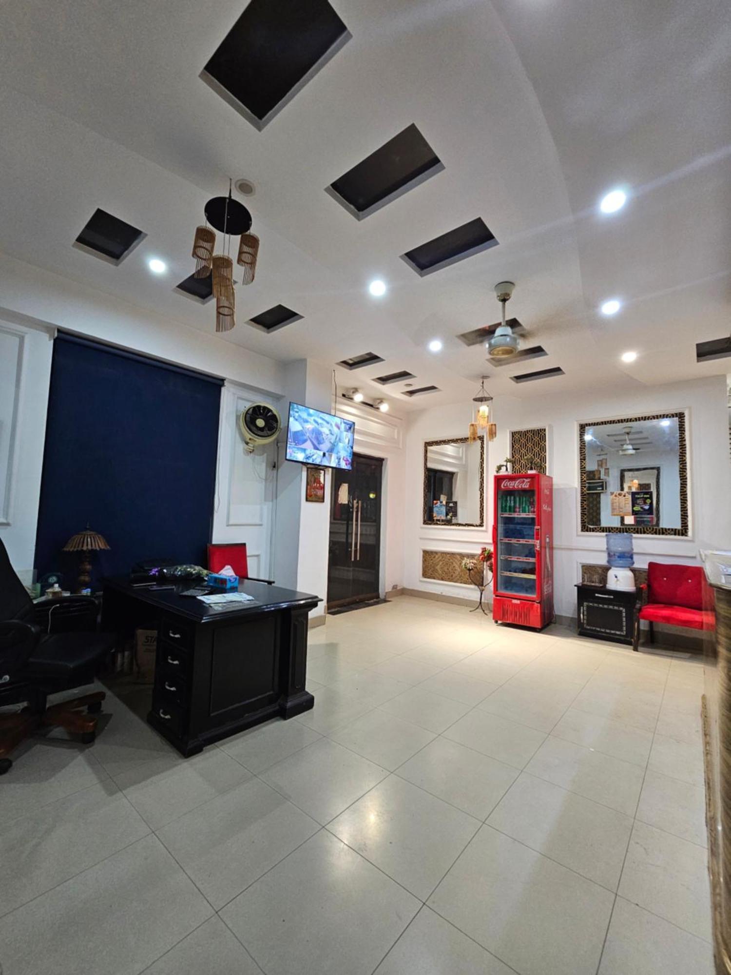 Hotel Tulip Inn, Gulberg Лахор Экстерьер фото